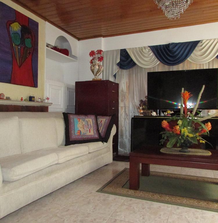 Гостевой дом Casa De Huespedes Shalom Victoria Богота Экстерьер фото