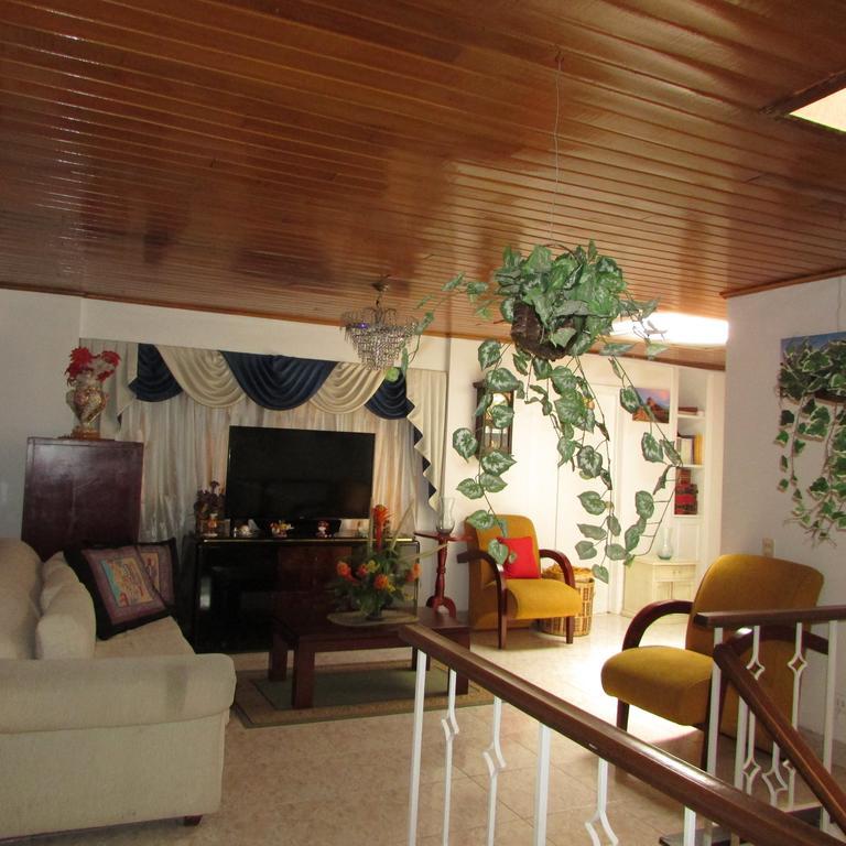 Гостевой дом Casa De Huespedes Shalom Victoria Богота Экстерьер фото